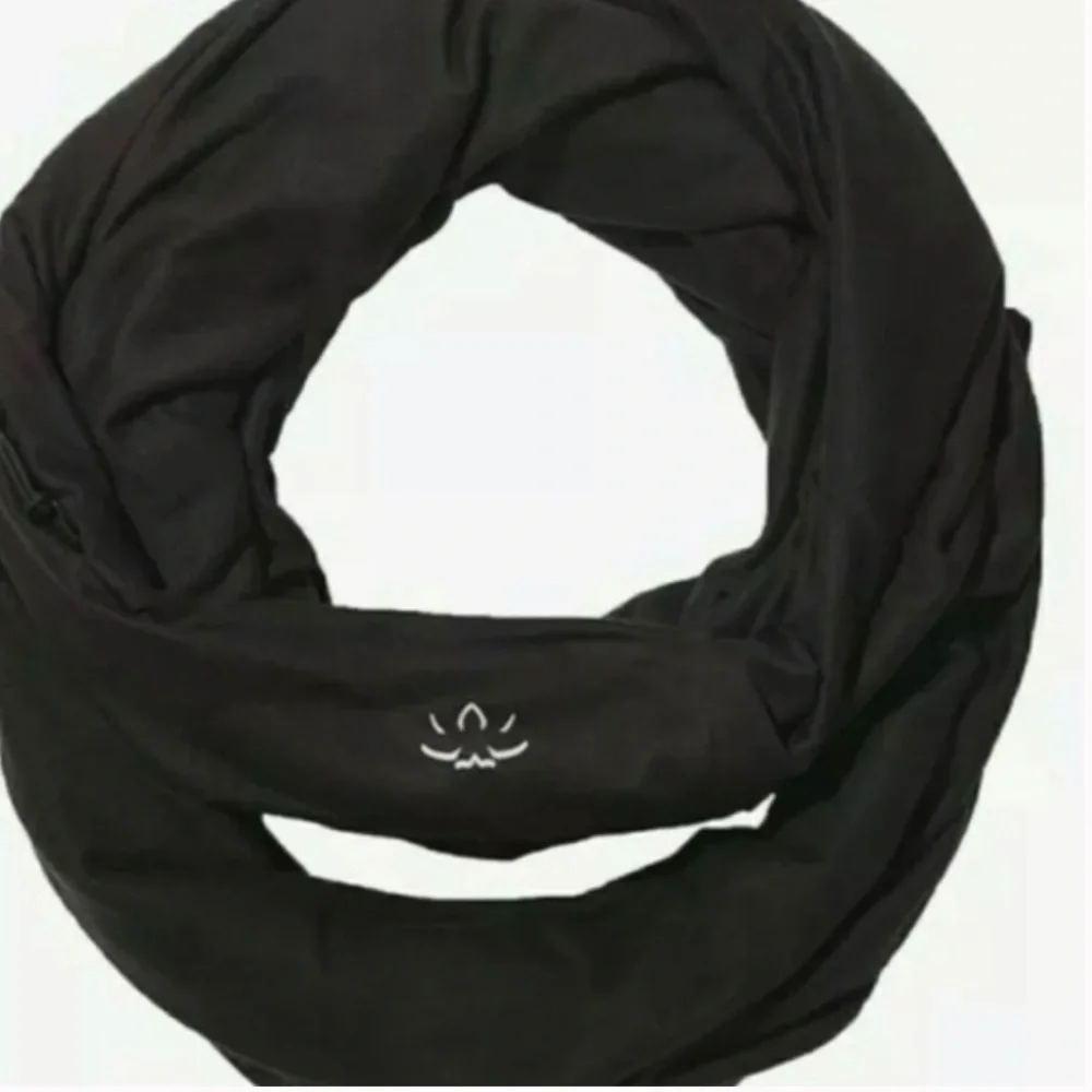 BEYOND YOGA Hidden Pocket Infinity Scarf Zipper Pocket Black Brown Soft